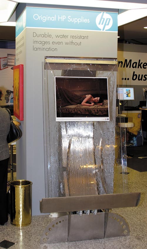 Рис. 12. Неламинированное изображение успешно противостоит потоку воды