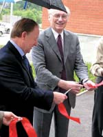 Посол Великобритании г-н Родерик Лайн и директор Delcam plc г-н Хью Хамфрис во время торжественного открытия нового офиса «Делкам-Урал»