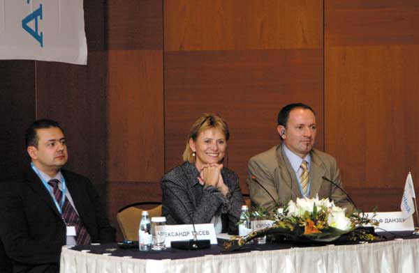 Слева направо: Александр Тасев, глава представительства Autodesk в России и странах СНГ, Кэрол Барц и Рудольф Данзер, региональный директор Autodesk в развивающихся странах