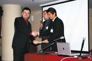 Директор по маркетингу компании «Джэтком» К.Анисько (слева) получает дилерский сертификат