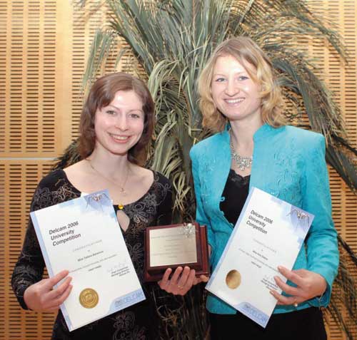 Победительницы конкурса студенческих работ 2006 года Татьяна Баранова (слева) и Ирина Зотеева