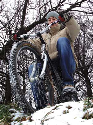 Дмитрий Шрамко испытывает горный велосипед