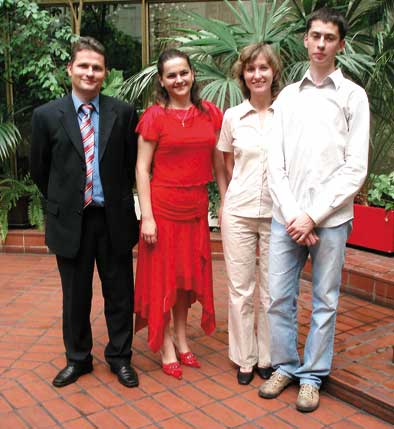 Фото на память после церемонии награждения. Слева направо: Максим Богданов (АСКОН), Инна Хоменко, Ольга Калягина (АСКОН), Дмитрий Шрамко