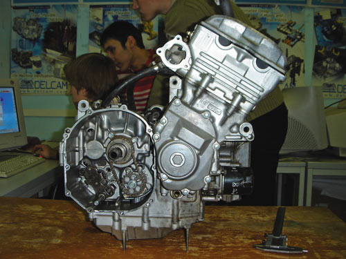 Рис. 1. Двигатель мотоцикла HONDA CBR600