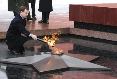 Президент РФ Дмитрий Медведев держит в руках факел, разработанный инженерами ЗАО «Экотеплогаз»
(фото ИТАР-ТАСС)