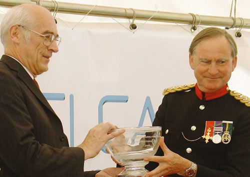Директор компании Delcam plc г-н Хью Хамфрис во время вручения королевской награды (2005)