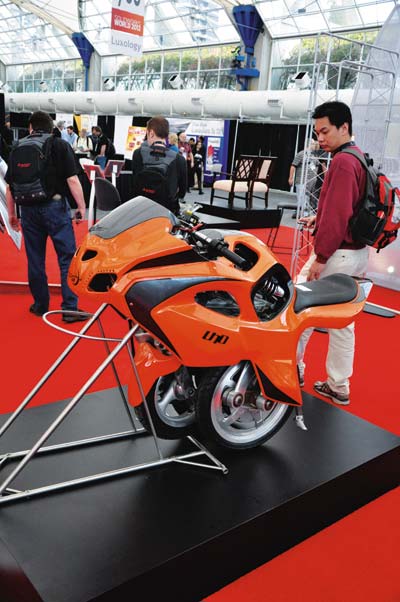 Мотоцикл-трансформер The UNO компании BPG US, Inc. можно использовать как сегвей, а при езде на большой скорости он превращается в мотоцикл