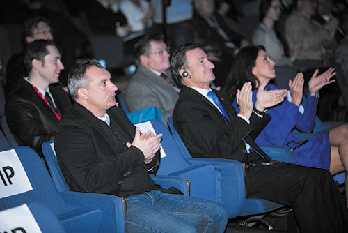  Николай Фоменко (слева в первом ряду), Бернард Шарлес (в середине) и Моника Менгини, исполнительный вице-президент по индустриям, маркетингу и корпоративным связям Dassault Systemes (справа в первом ряду)