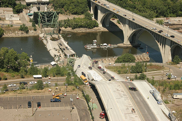 Рис. 3. Разрушение моста I-35W через Миссисипи