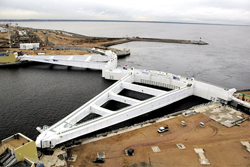 Плавучий затвор судопропускного сооружения С-1 КЗС СПб от наводнений