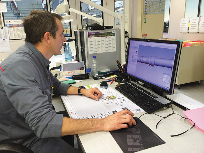 Флоран Ламбер (Florent Lambert), технический директор компании JTD, проводит визуализацию обработки в ESPRIT