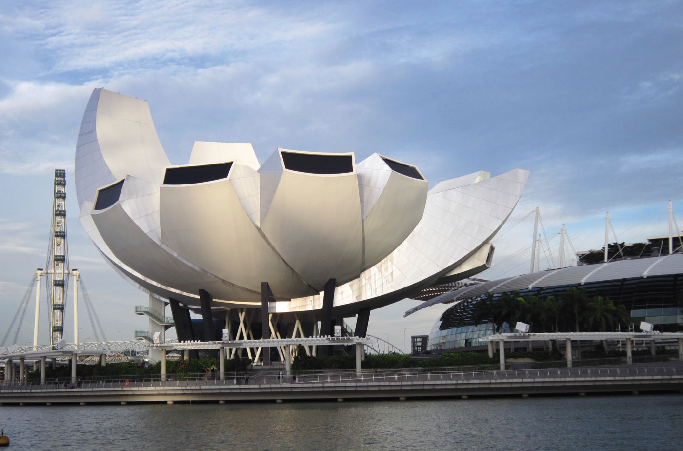 Рис. 2. Архитектурное произведение Моше Сафди, 
по форме напоминающее цветок лотоса, еще называют «приветственной ладонью Сингапура»