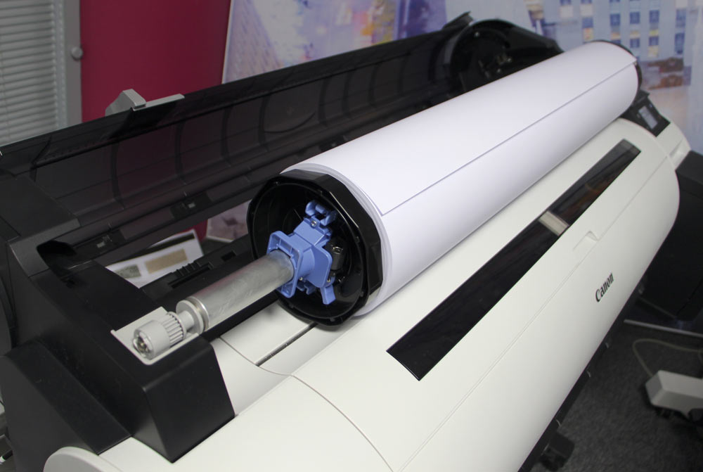 Процедура установки рулонов в принтерах серии imagePROGRAF TM сделана максимально удобной