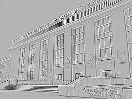 Рис. 1. Двумерное изображение здания ИрГТУ: а) цветная фотография фасада здания, б) полутоновое растровое изображение