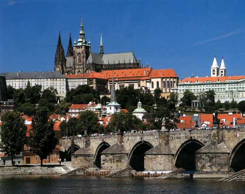 Карлов мост и замок — важные исторические памятники Праги