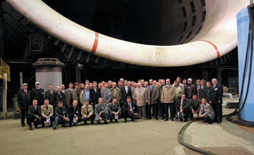 Групповая фотография участников конференции в аэродинамической трубе Т-101