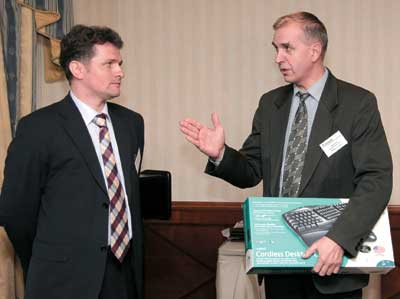 Юрий Маклаков (справа) получает приз «За лучший проект электромеханического устройства»