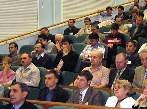 Участники форума внимательно слушают сообщения разработчиков