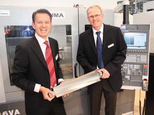 Дирк Домберт (Dirk Dombert), глава Cimatron GmbH (слева), и Андреас Лемейр (Andreas Lemaire), инженер компании Okuma, с деталью, изготовленной с использованием CimatronE на станке Okuma MB-66V
