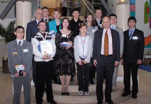 Призеры конкурса студенческих работ 2006 года с послом Великобритании в России Энтони Брентоном (третий справа)