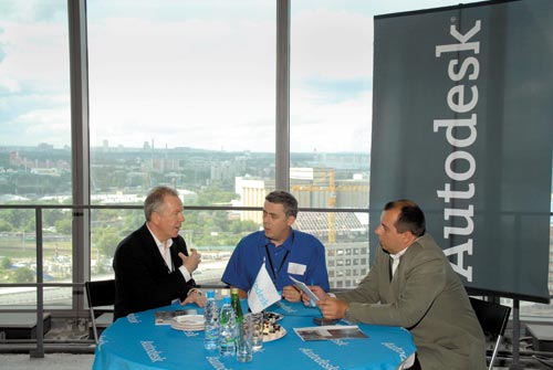 Во время интервью на 19-м этаже недостроенной башни “Федерация”. Слева — Ричард Джонс, справа — Константин Евченко