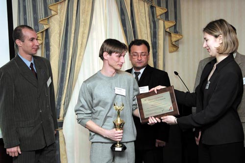 Александр Демин получает приз за первое место на церемонии награждения победителей Конкурса АСов КОМПьютерного 3D-моделирования 2005