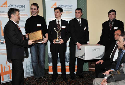 Генеральный директор АСКОН Максим Богданов (слева) награждает победителей конкурса