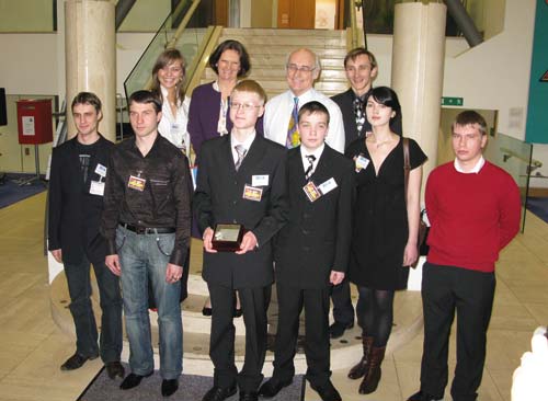 Победители студенческого конкурса на церемонии награждения в посольстве Великобритании в Москве. Победителей поздравила лично посол г-жа Энн Прингл (в центре)