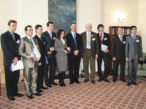 Победители студенческого конкурса на церемонии награждения в резиденции посла Великобритании в Киеве. Победителей поздравил посол Великобритании на Украине Ли Тернер