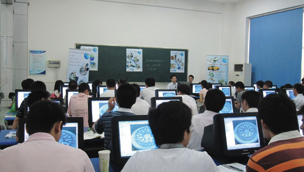 В КНР особое внимание уделяется подготовке программистов-тенологов. Многие студенты хорошо владеют программными продуктами Delcam