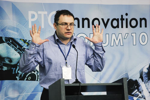Дмитрий Мотовилов, руководитель направления CAD/CAM/CAE, компания «Продуктовые Технологические Системы», рассматривает 
Pro/ENGINEER (Новосибирск)