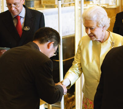Королева Великобритании приветствует представителя компании Delcam plc во время приема в Букингемском дворце (2011)