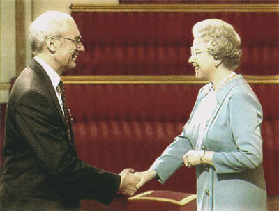 Директор компании Delcam plc г-н Хью Хамфрис получает награду из рук королевы Великобритании (1991)