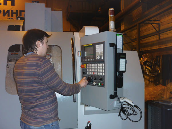 Электронный блок мониторинга на станке Leadwell в демо-зале компании «Ирлен инжиниринг»