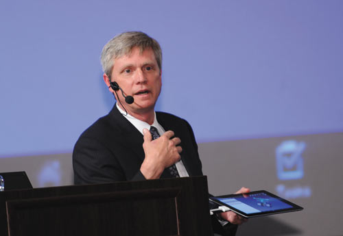 Чак Гриндстафф, президент и СТО Siemens PLM Software, выступает