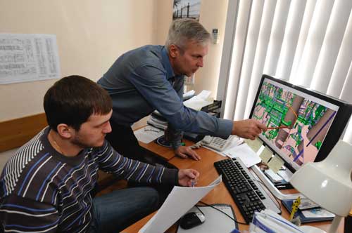 Главный специалист (справа) Сергей Лозовенко и ведущий специалист Владимир Лебедев из отдела технического сопровождения проектной деятельности