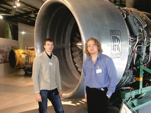 Иван Борисов и Павел Чекушкин из Тольяттинского государственного университета на экскурсии в Стоунхендже (слева) и на заводе Rolls Royce 