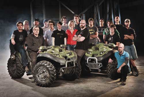 Коллектив компании Weta Workshop с квадроциклами Mongoose, созданными по заказу Microsoft для съемок эпизодов игры Halo
