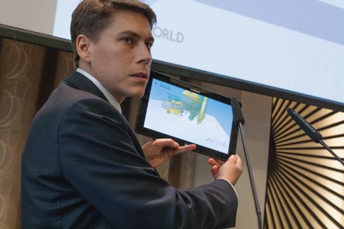 С.А. Лебедев демонстрирует работу системы AVEVA Everything 3D на мобильном устройстве