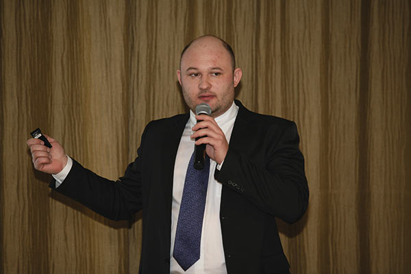 Денис Купцов (Tekla) во время презентации своего доклада