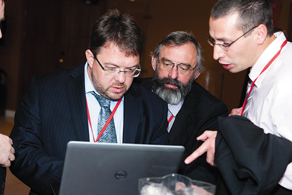 Александр Койфман (Intergraph PP&M), Александр Тучков (Бюро ESG) и Дмитрий Сигалов (CAXperts) обсуждают технические детали доклада (слева направо)
