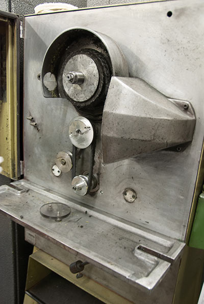 Дополнительные узлы шлифовальной машины под обработку медалей были спроектированы в SolidWorks