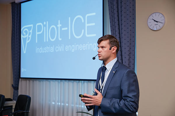 Директор по маркетингу направления АСКОН-Системы проектирования Максим Нечипоренко знакомит аудиторию с новым решением Pilot-ICE