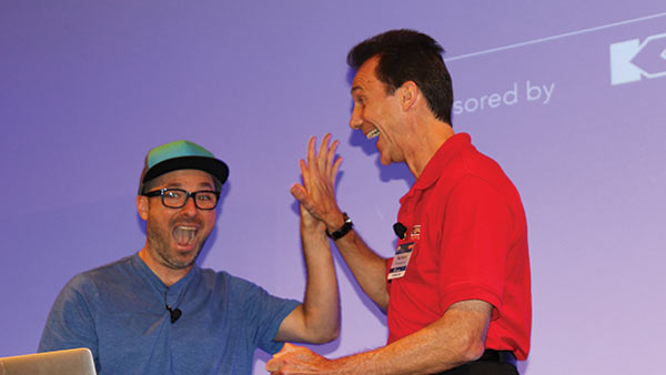 Пол Рикар (справа) на открытии ESPRIT World Conference 2014 с представителем Microsoft