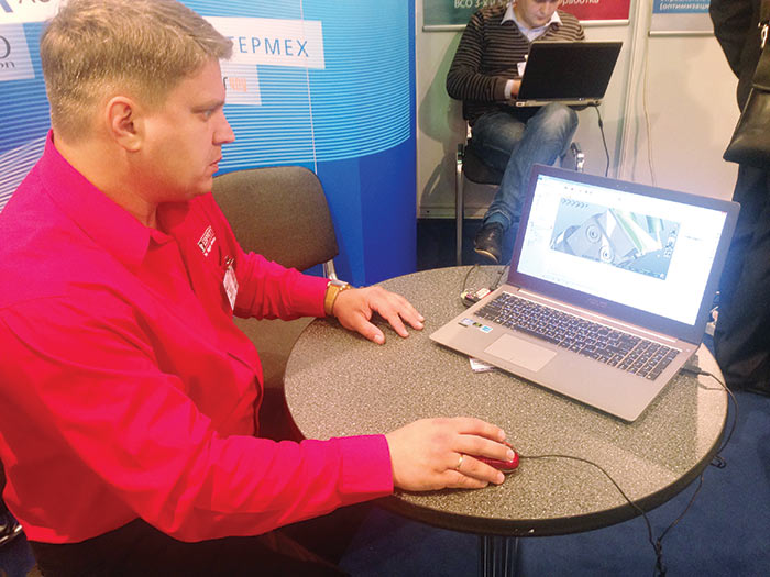 Сергей Давидюк в фирменной рубашке компании ESPRIT демонстрирует NCSIMUL Machine — инновационный программный продукт для симуляции обработки по коду УП