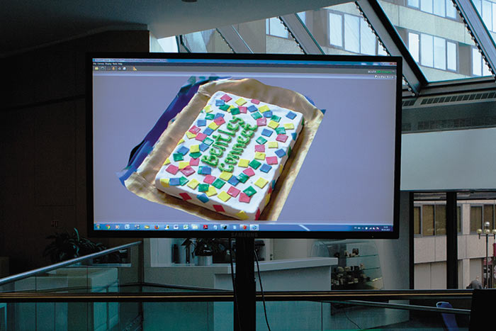 Технология Acute3D автоматизирует создание 3D-моделей на основе фотографий, снятых на любую цифровую камеру. На глазах у гостей праздничный торт был сфотографирован и за несколько минут превращен в 3D-модель высокого разрешения