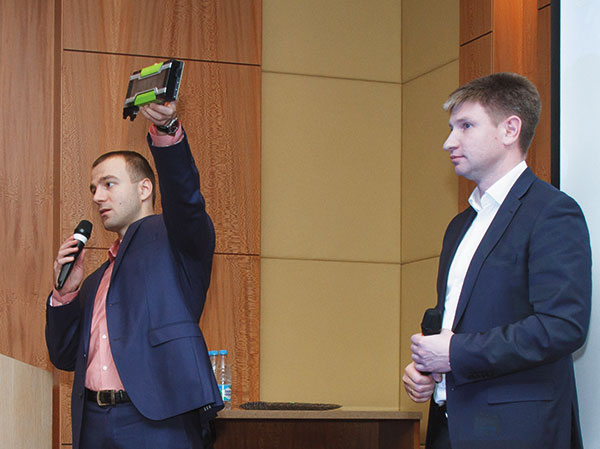 Илья Вислоцкий демонстрирует видеокарту NVIDIA GRID. 