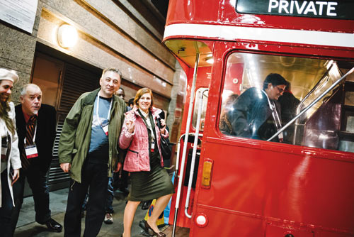 Российские журналисты отправляются на традиционном лондонском двухэтажном автобусе (а) в старейший паб в Великобритании (б), где в непринужденной обстановке можно было пообщаться с коллегами (в)