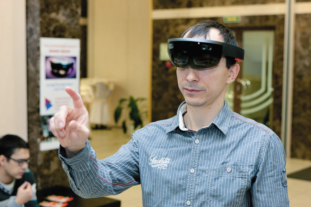 Очки дополненной реальности Microsoft HoloLens, предоставленные партнерами Бюро ESG — компанией Trimble Solutions, и характерный жест их пользователей