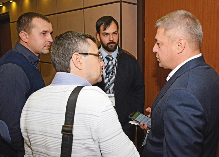 Алексей Щипачев, коммерческий директор компании «АйДиТи» (справа) общается с участниками форума